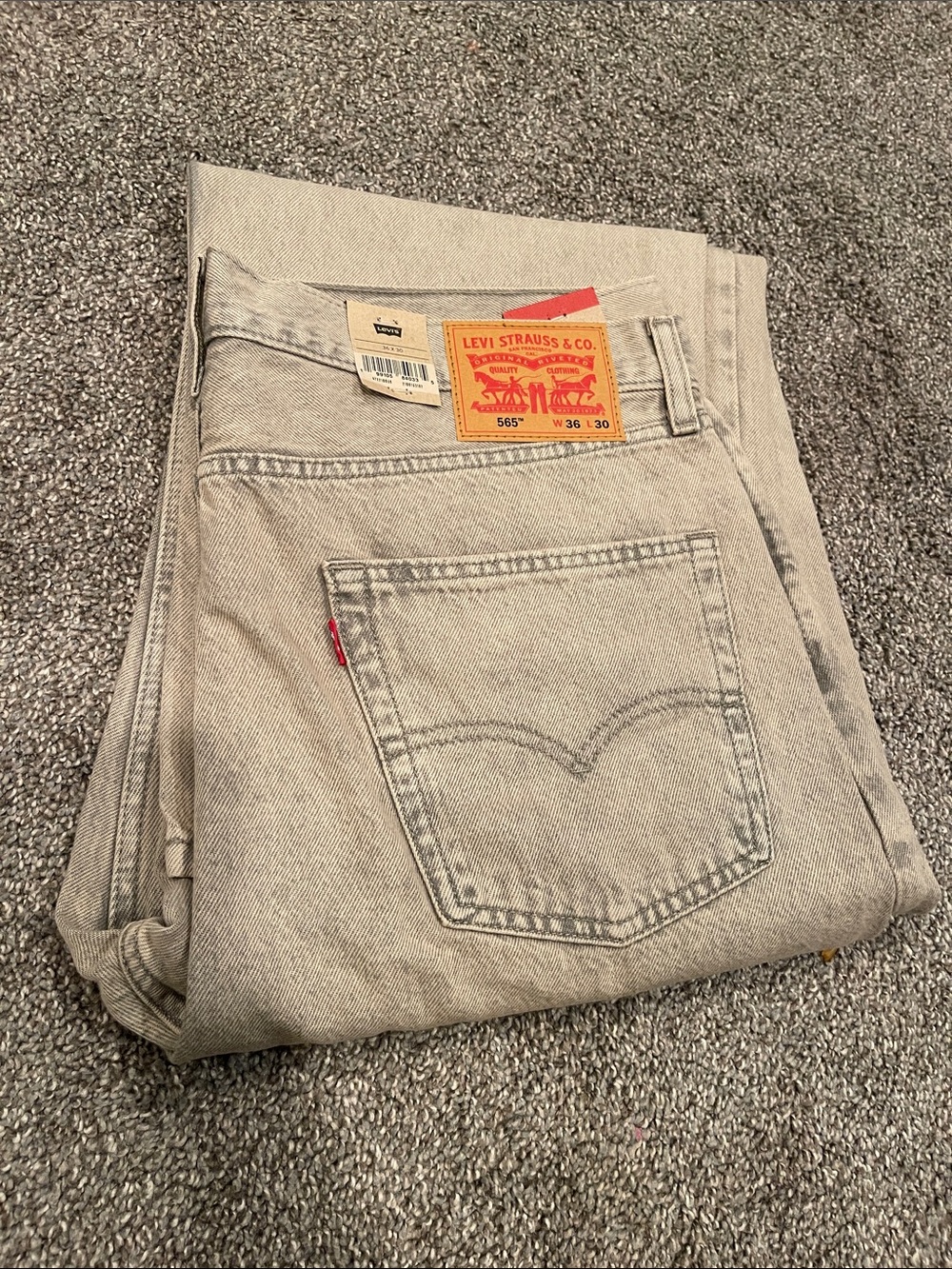 Brand New Levi's 565 Loose Straight Men’s Jeans in Light Gray Denim
